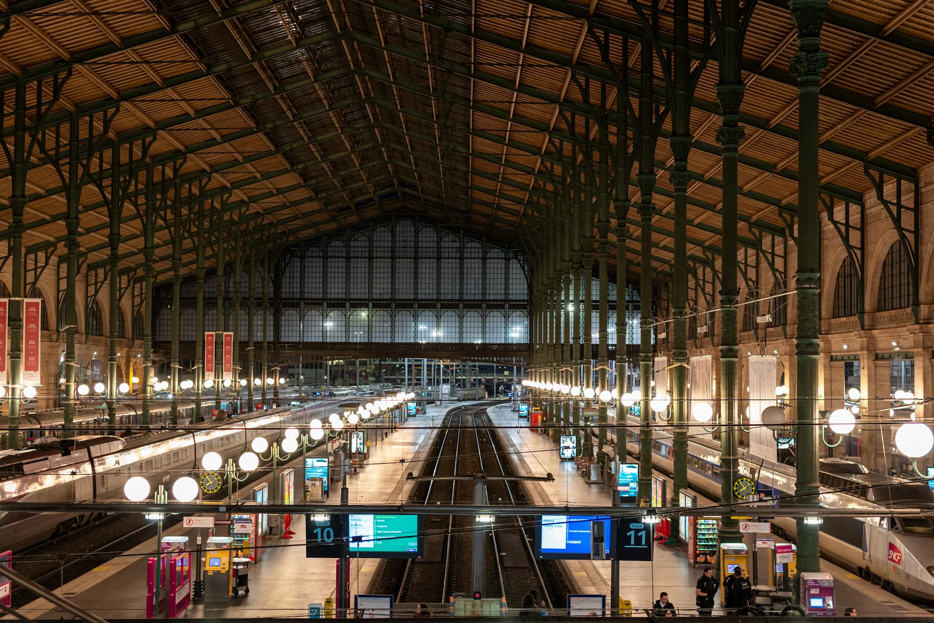 gare du nord train station at night paris